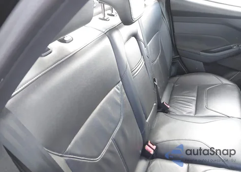 2016 Ford Focus Se z USA, uszkodzony, nr VIN 1FADP3F21GL240308